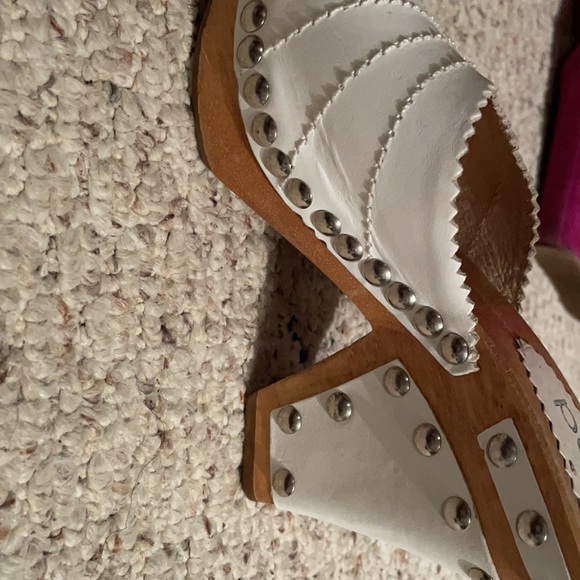 RED - Picture 3 of 5